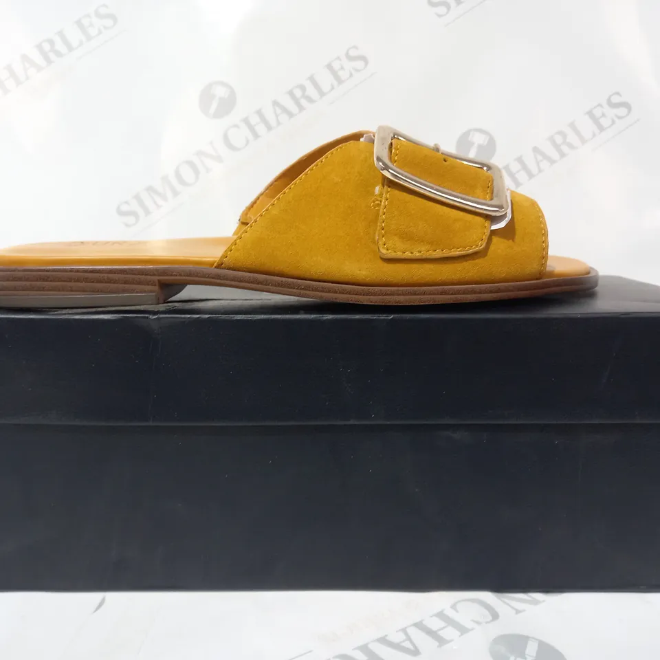 BOXED PAIR OF NATURALIZER FORREST OPEN TOE SLIDER SANDALS IN GOLD UK SIZE 4.5