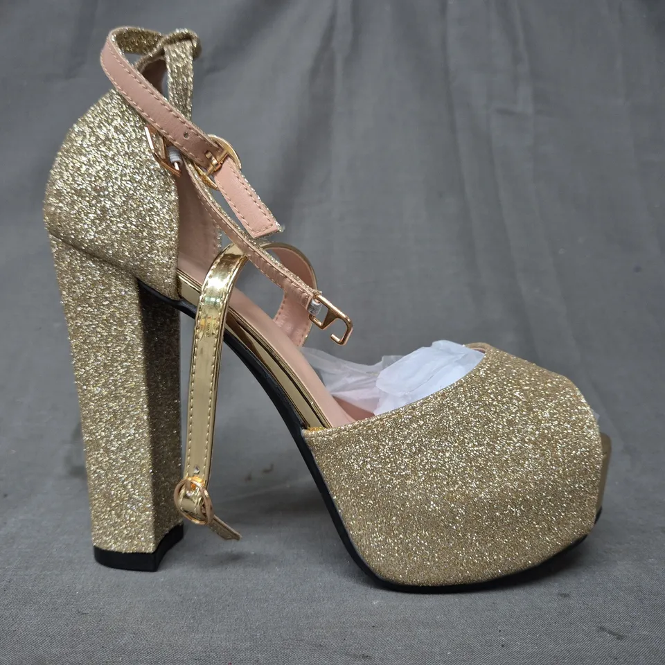 BOXED PAIR OF UNBRANDED PEEP TOE HIGH BLOCK HEEL SANDALS IN METALLIC GOLD W. GLITTER EFFECT EU SIZE 38