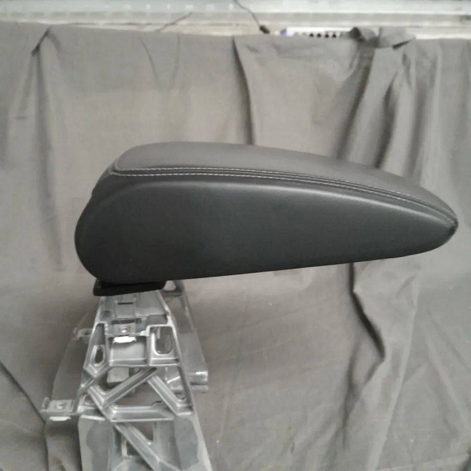 AUDI A3 ARM REST 