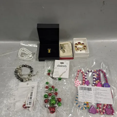 APPROXIMATELY 15 ASSORTED JEWELLERY/COSTUME JEWELLERY PRODUCTS TO INCLUDE NECKLACES, EARRINGS, BRACELETS ETC 