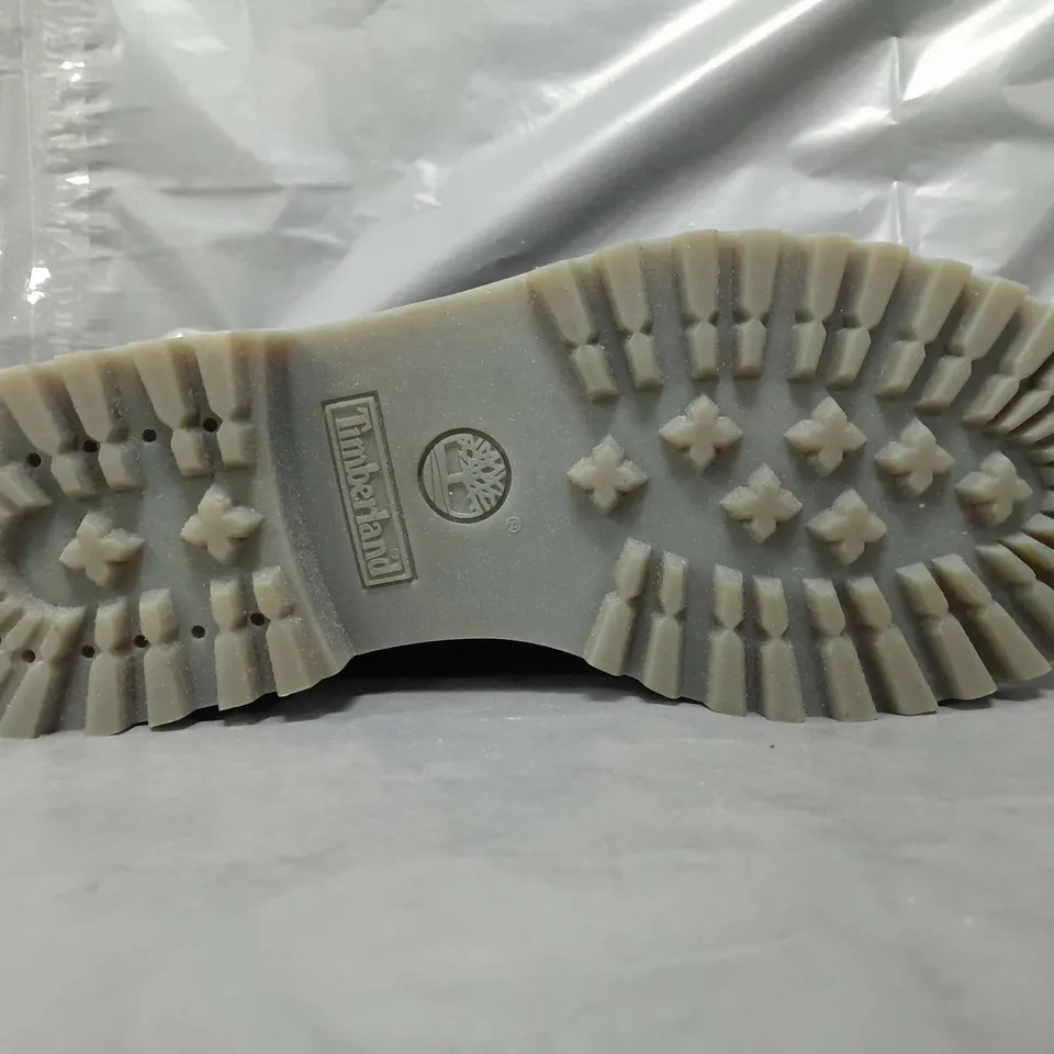 BOXED PAIR OF TIMBERLAND SHOES IN BLACK UK SIZE 8