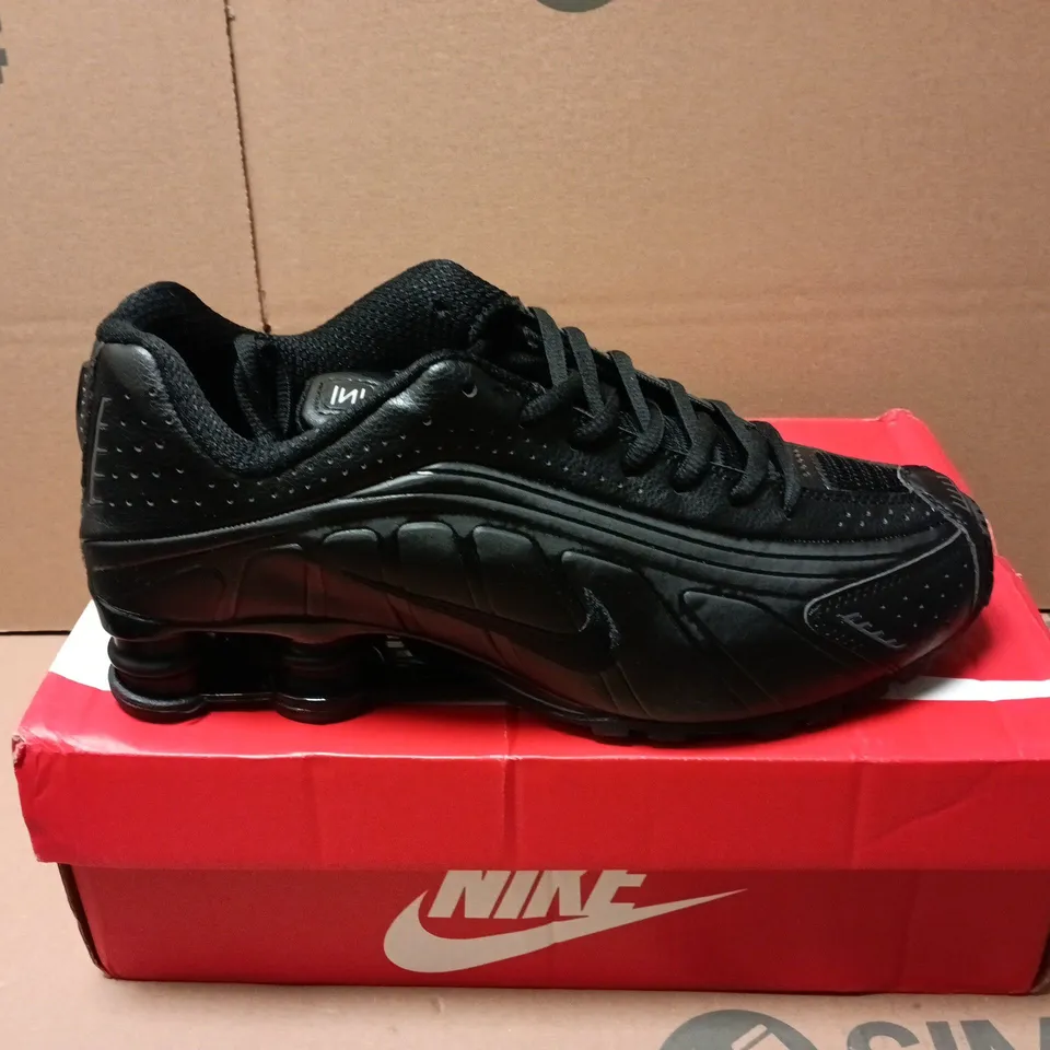 BOXED PAIR OF NIKE SHOX R4 TRAINERS IN BLACK - UK 8.5
