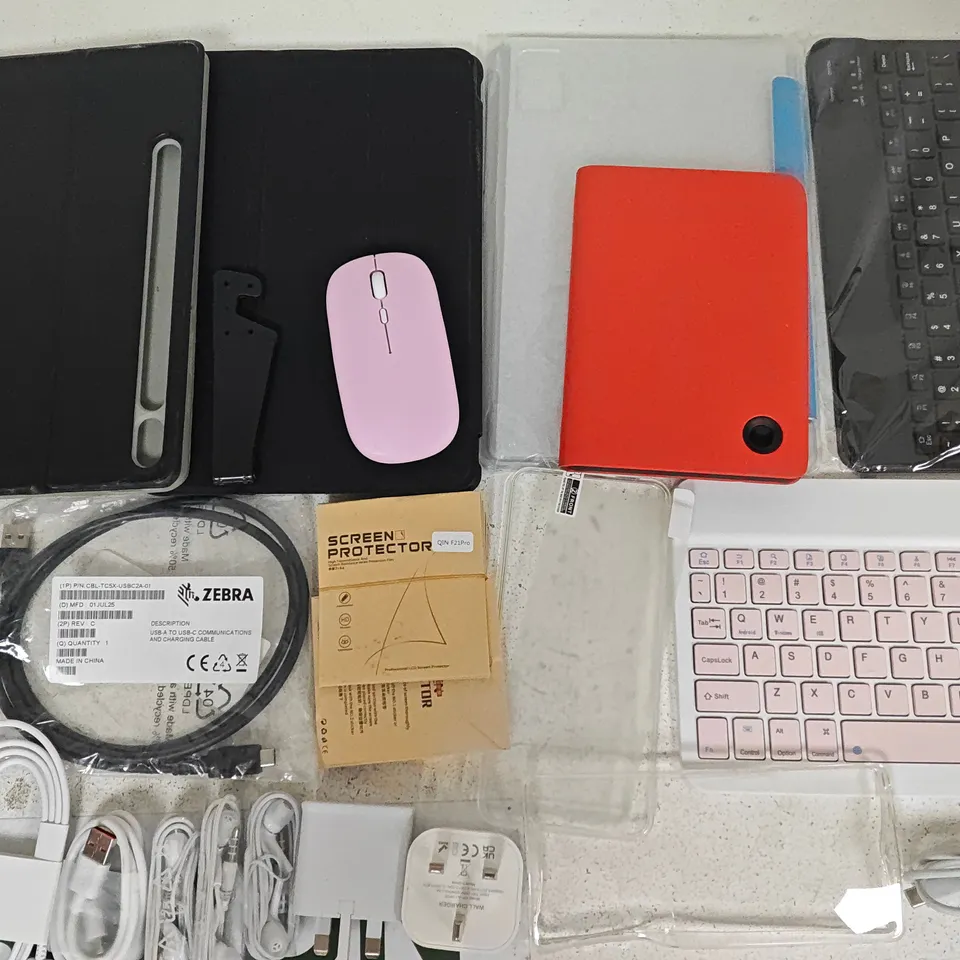 LOT OF ASSORTED MOBILE PHONE AND TABLET ACCESSORIES TO INCLUDE CHARGE CABLES, TABLET CASES AND POWER ADAPTERS