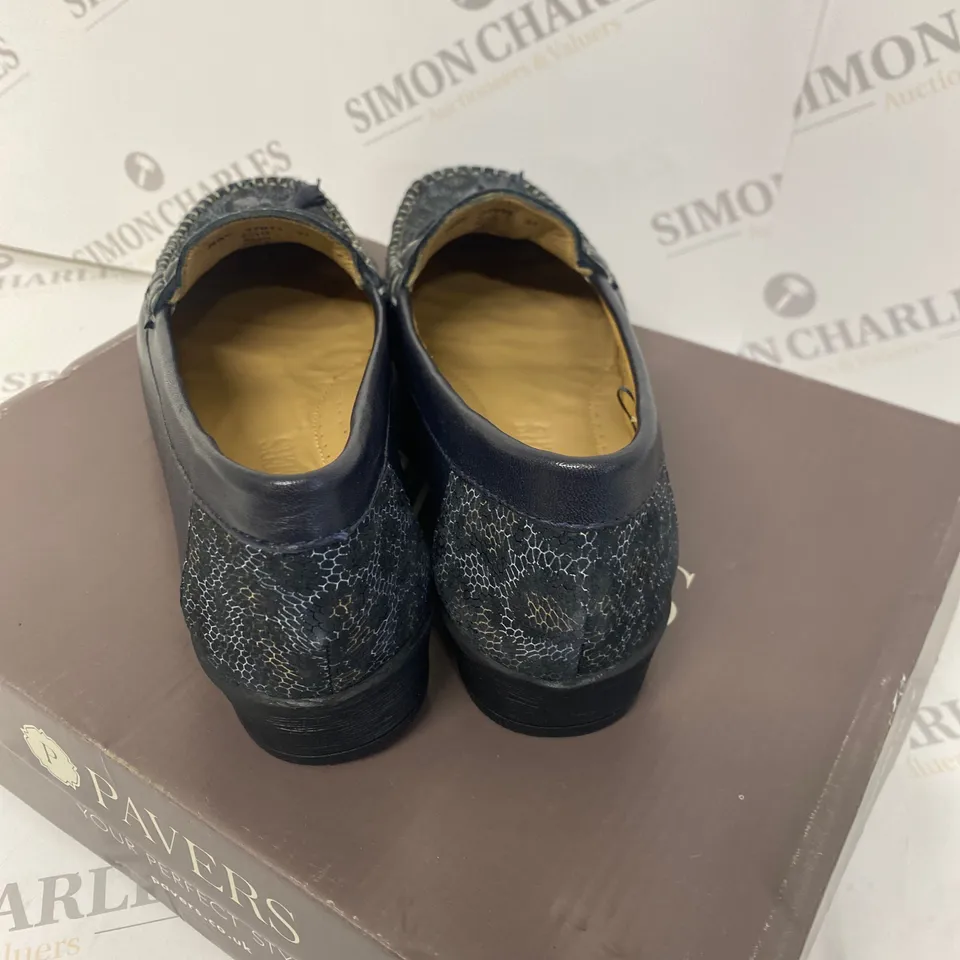 BOXED PAIR OF PAVERS SIZE 37 SHOES 