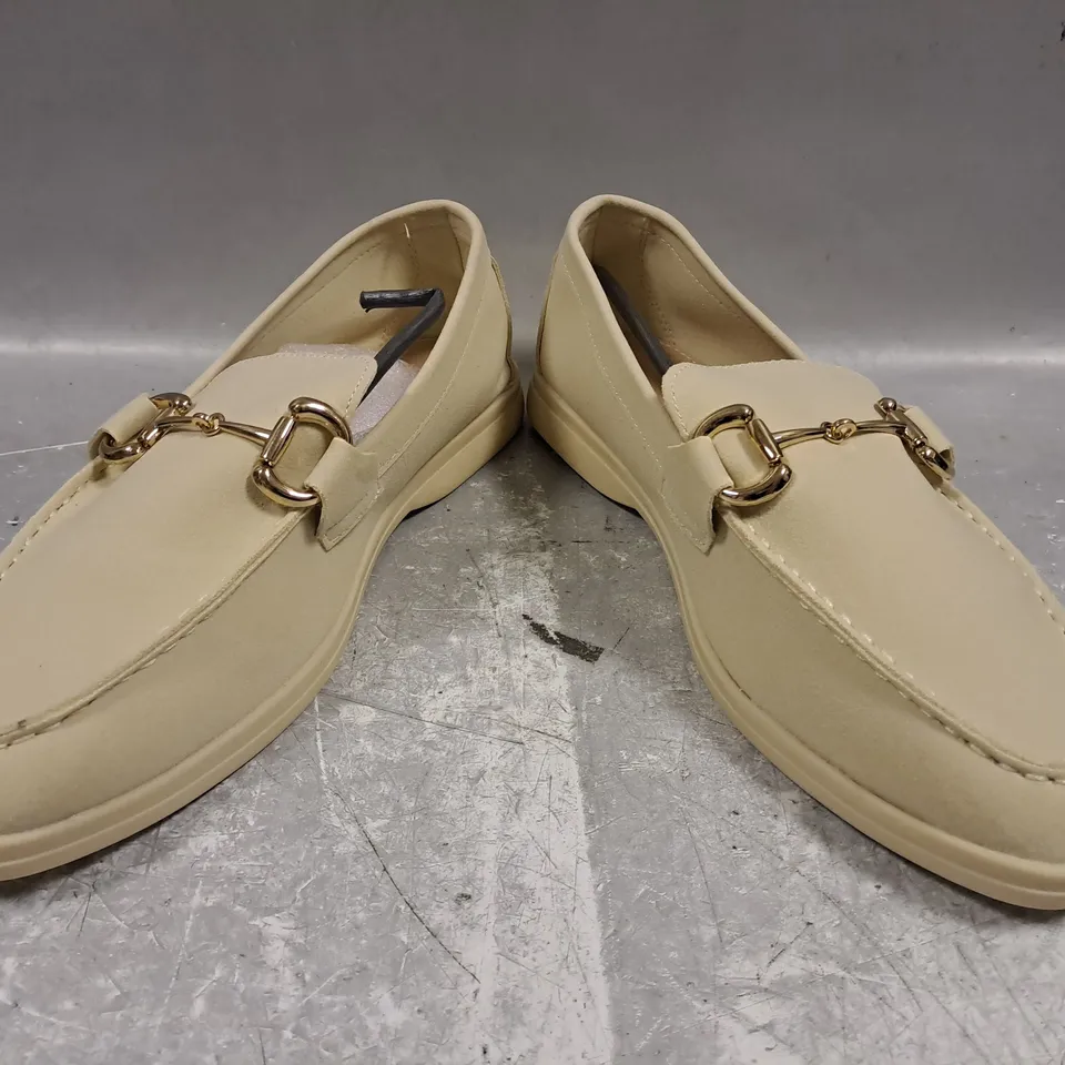 BOXED PAIR OF UNBRANDED LOAFERS IN BEIGE W. GOLD EFFECT DETAIL EU SIZE 38