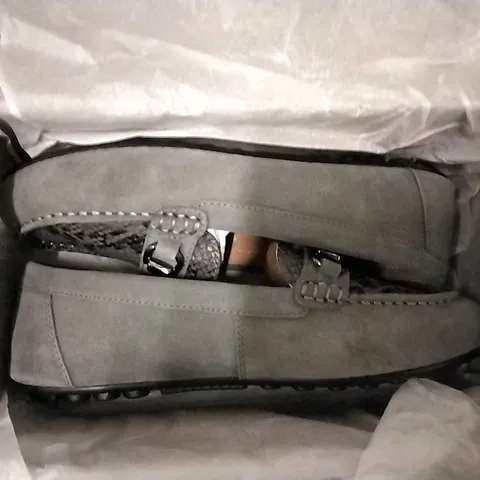 3 SHOE BOXES OF VIONIC SHOES INCLUDING BLACK JOJO OMBRE TRAINERS SIZE 3, 2 × HONOR DAYNA GREY LOAFERS SIZE 6