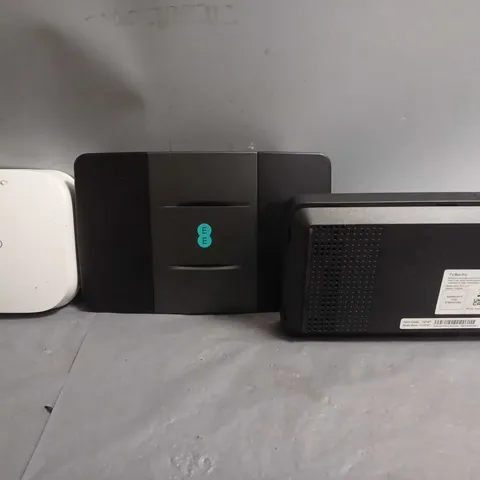 APPROXIMATELY 6 ASSORTED ITEMS TO INCLUDE - EERO PRO 6 , EE HUB , EE TV BOX ETC