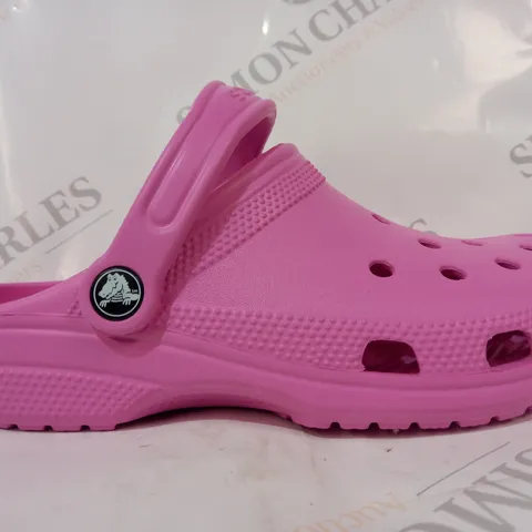 PAIR OF CROCS CLASSIC CLOGS IN TAFFY PINK UK SIZE M3/W4