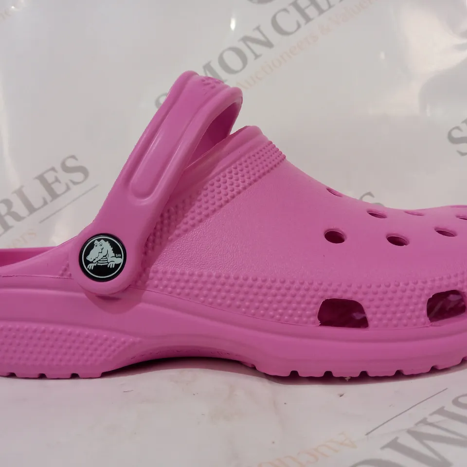 PAIR OF CROCS CLASSIC CLOGS IN TAFFY PINK UK SIZE M3/W4