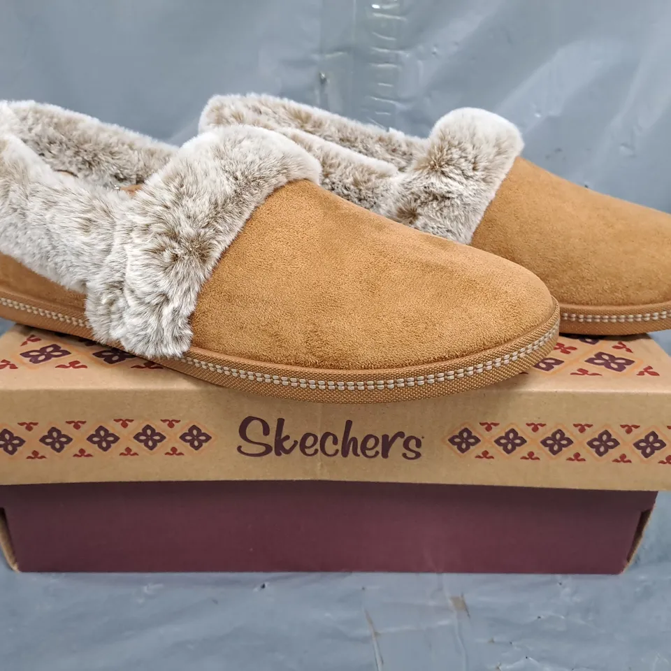 BOXED PAIR OF SKECHERS SLIPPERS IN TAN SIZE UK 7