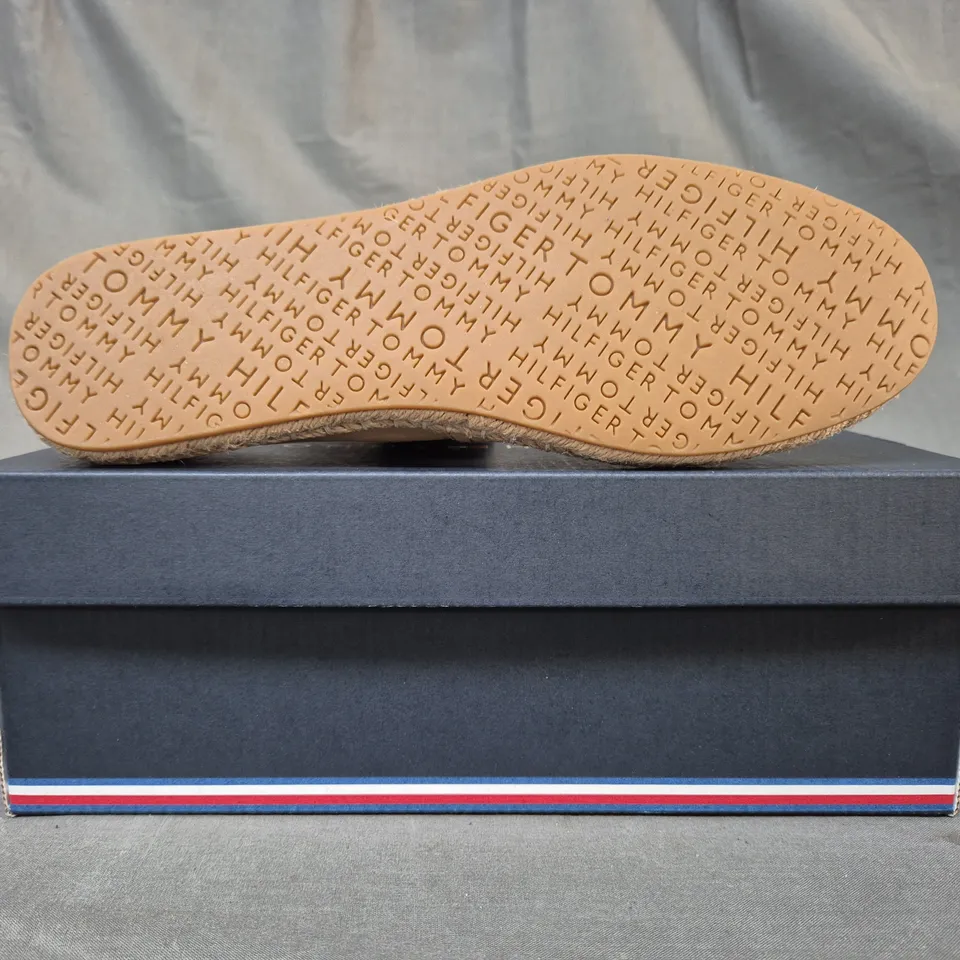 BOXED PAIR OF TOMMY HILFIGER EMBROIDERED FLAT SHOES IN WHEAT EU SIZE 37