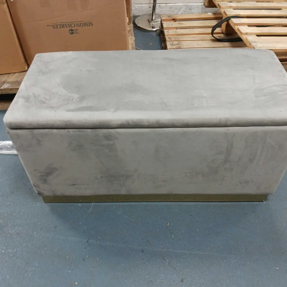 ALISON CORK VELVET STORAGE GREY WITH TWO STOOLS