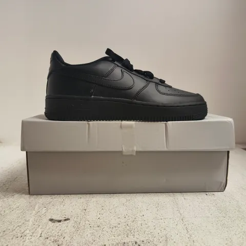 BOXED PAIR OF NIKE AIR FORCE 1 LE TRAINERS IN BLACK SIZE UK 5