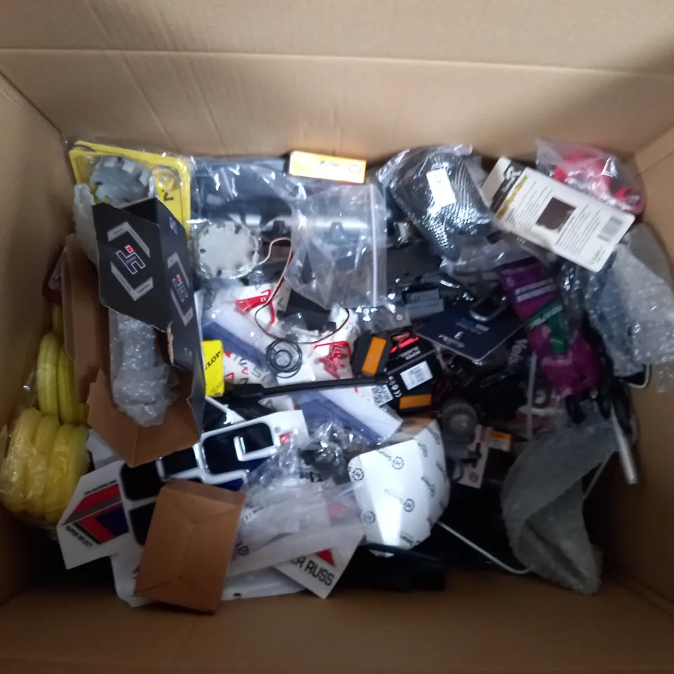 BOX OF APPROX 30 ASSORTED ITEMS TO INCLUDE PARKING SIGN, SPIRAL LOCK AND BMW BADGES