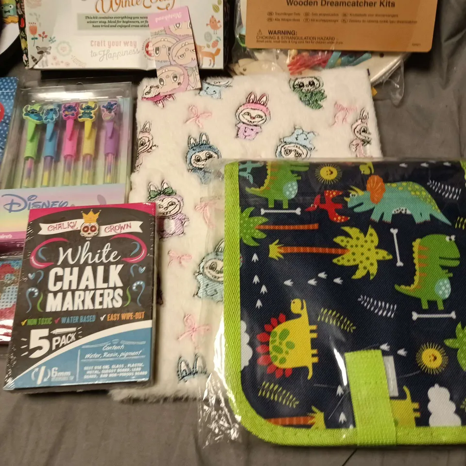 LOT OF 10 ASSORTED ARTS AND CRAFT ITEMS TO INCLUDE WHITE CHALK MARKER, LABUBU NOTEBOOK ANDS DREAMCATCHER KITS