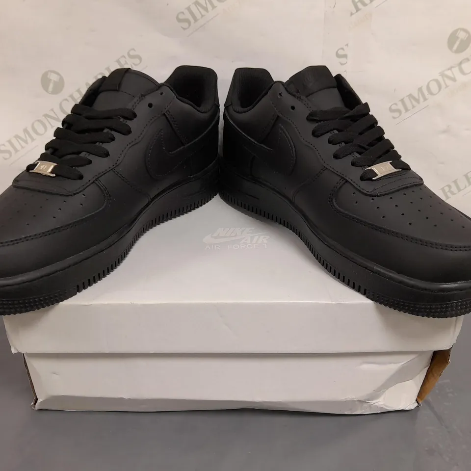 BOXED PAIR OF NIKE AIR FORCE 1 '07 SHOES IN BLACK UK SIZE 9