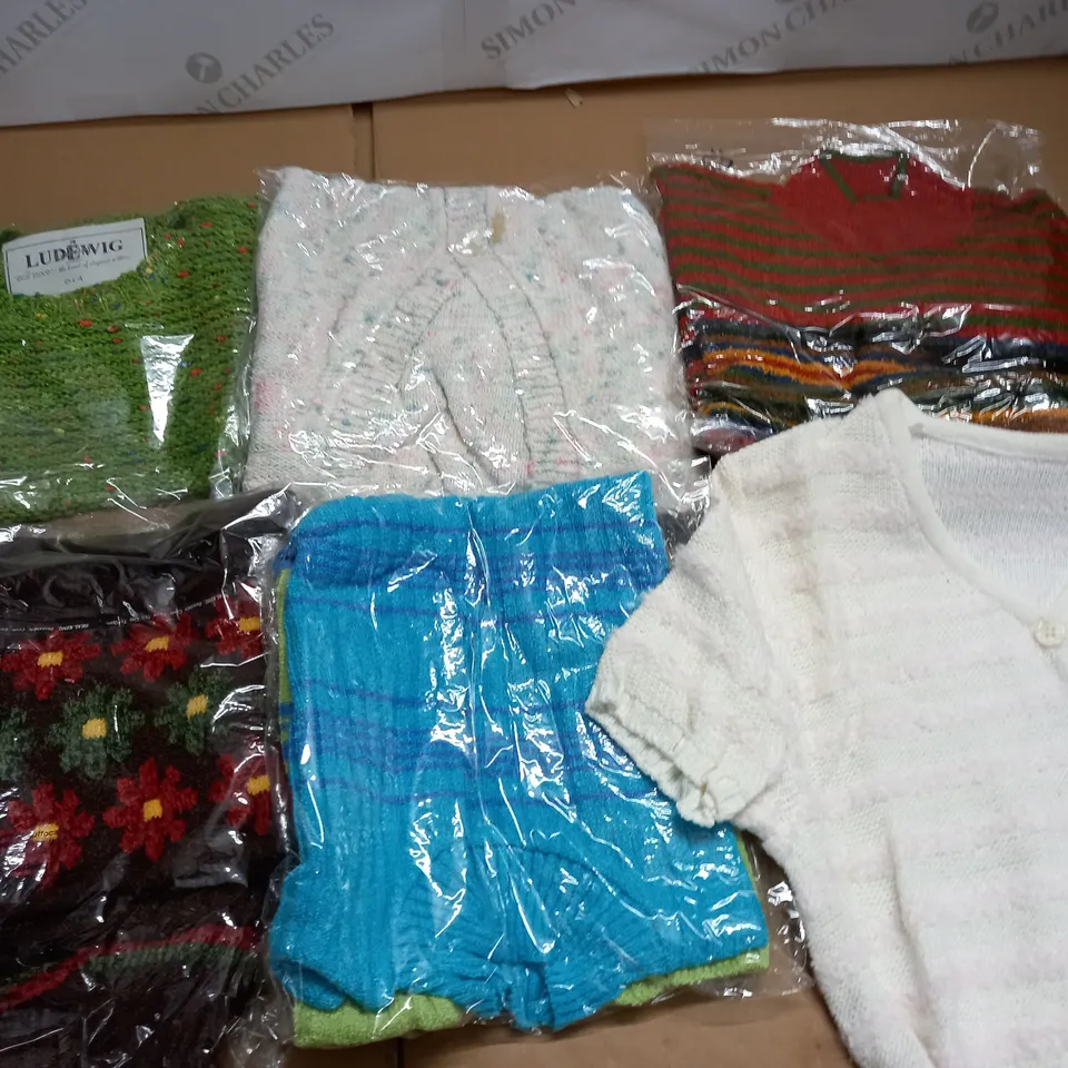 LARGE QUANTITY OF ASSORTED CLOTHING ITEMS 