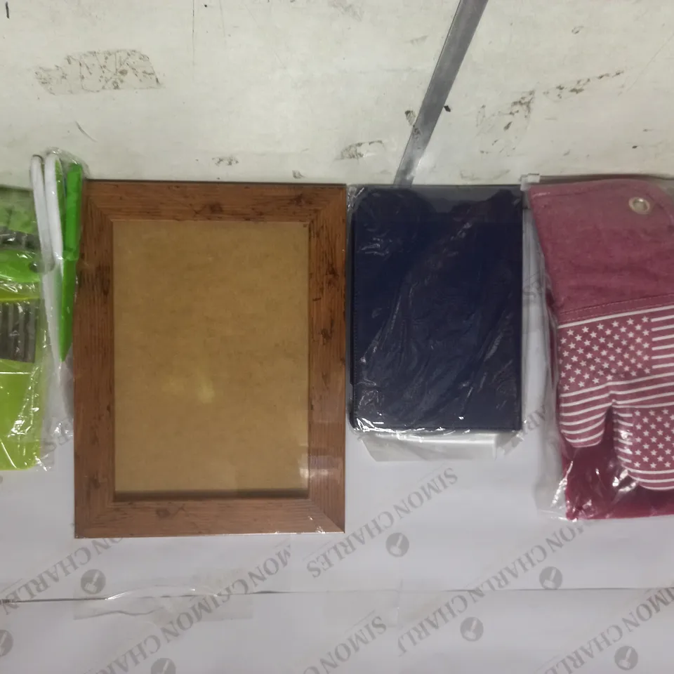 BOX OF APPROXIMATELY 9 ASSORTED ITEMS TO INCLUDE - PLASTIC KITCHEN SET -WOODEN FRAME - OVEN GLOVES ETC 