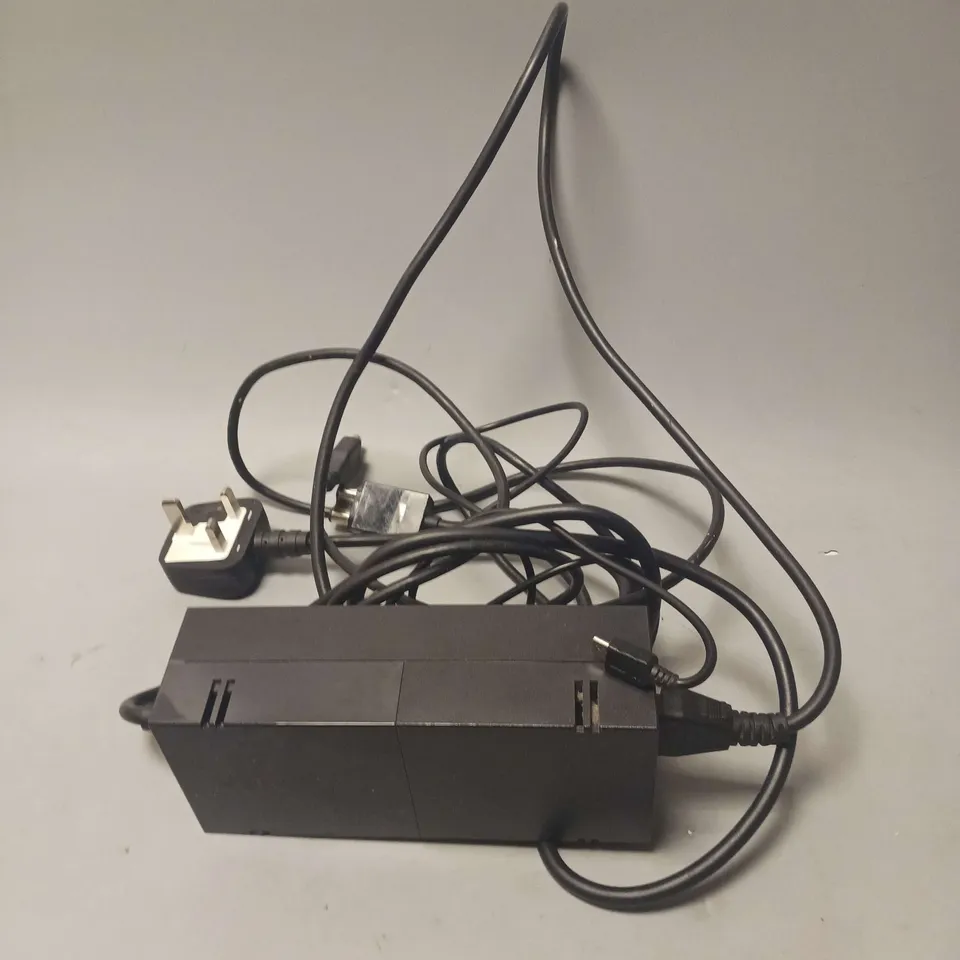 XBOX ONE GAME CONSOLE WITH 2 CONTROLLERS AND POWER LEADS