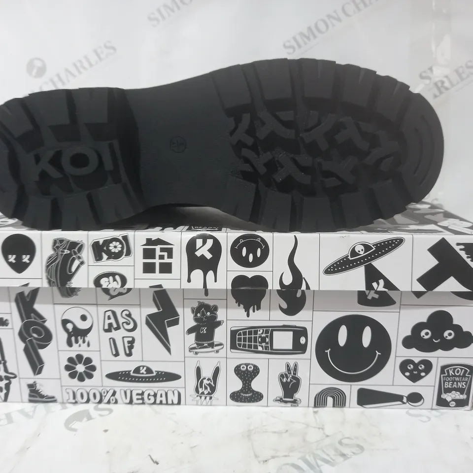 BRAND NEW BOXED PAIR OF KOI VEGAN LEATHER RORK WORKING BOOTS IN BLACK UK SIZE 8