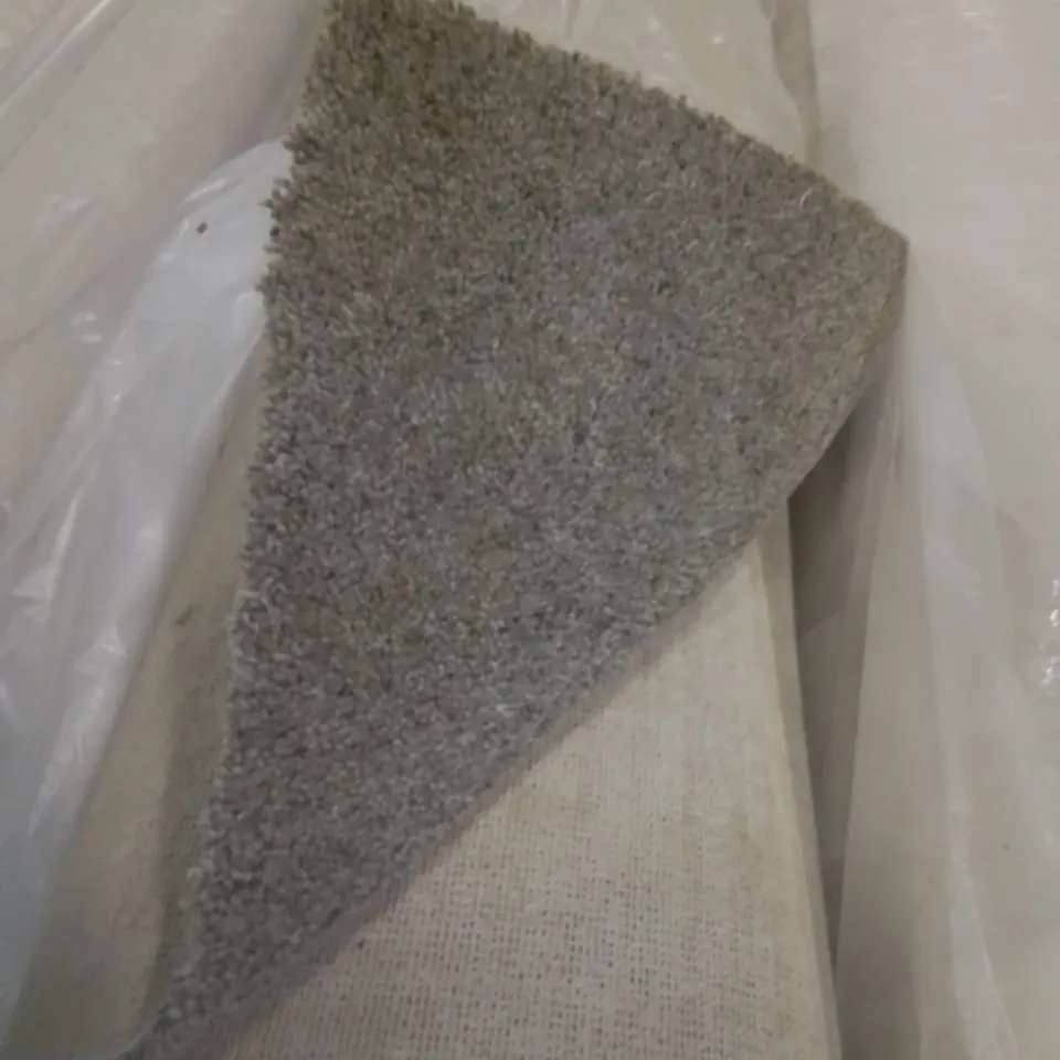 ROLL OF QUALITY STRATHMORE BERBER NATURAL ALBA CARPET // SIZE: APPROXIMATELY 4.55 X 4M