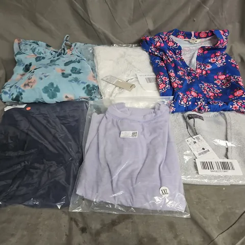 BOX OF APPROXIMATELY 20 ASSORTED CLOTHING ITEMS TO INCLUDE DRESS, TOPS, TROUSERS, ETC