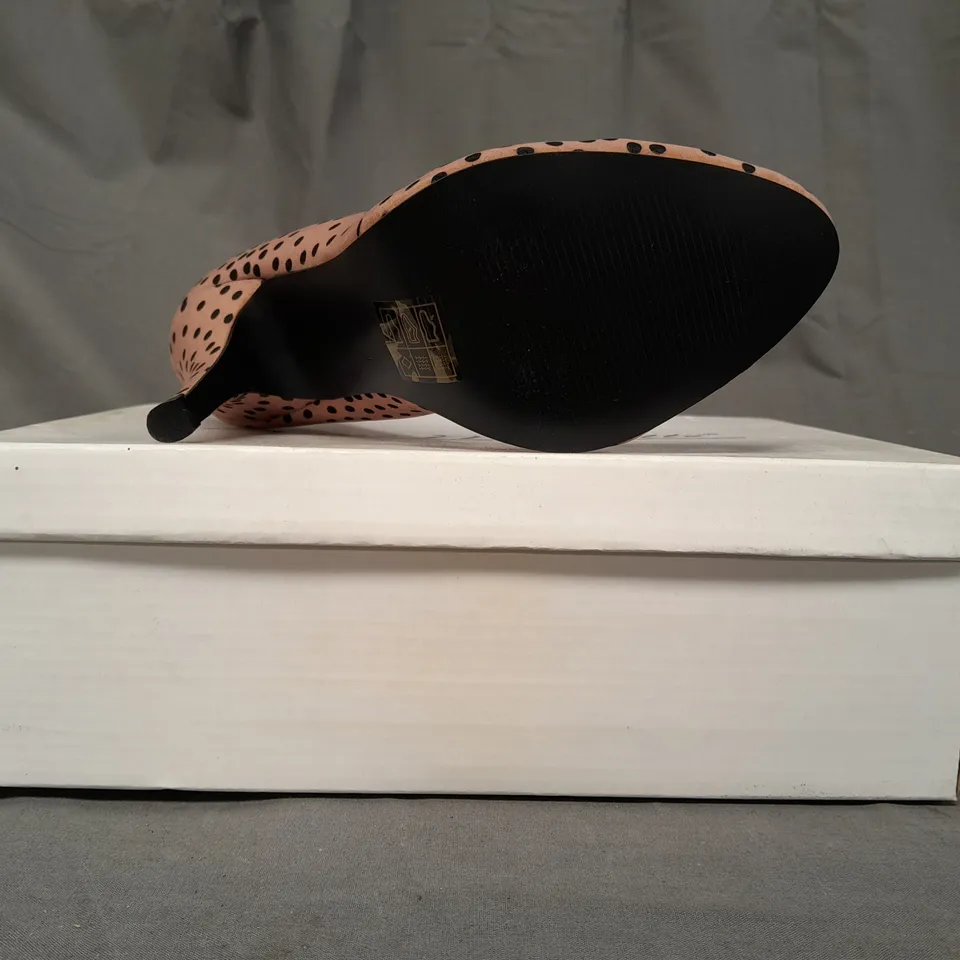 BOXED PAIR OF ANNE MICHELLE CLOSED TOE HIGH HEELED SHOES IN NUDE W. DOT DESIGN SIZE 5