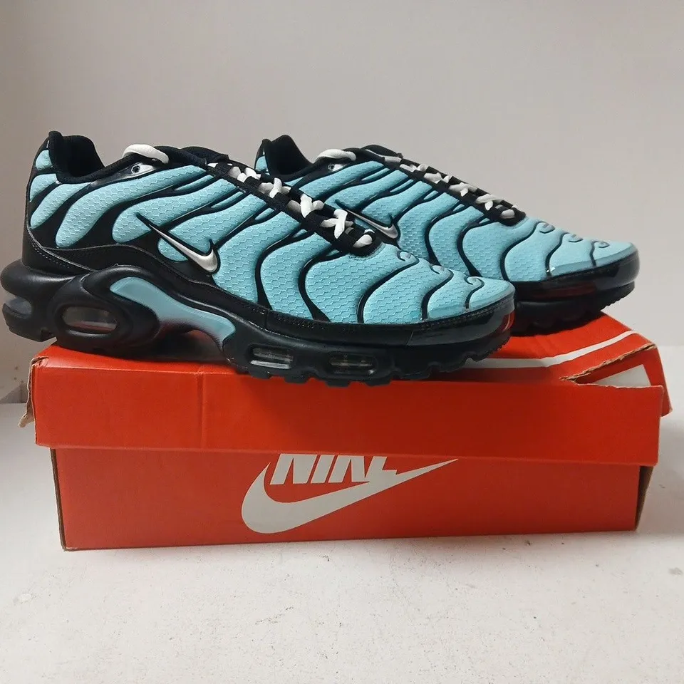 BOXED PAIR OF NIKE AIR MAX PLUS TRAINERS IN BLUE/BLACK SIZE UK 9