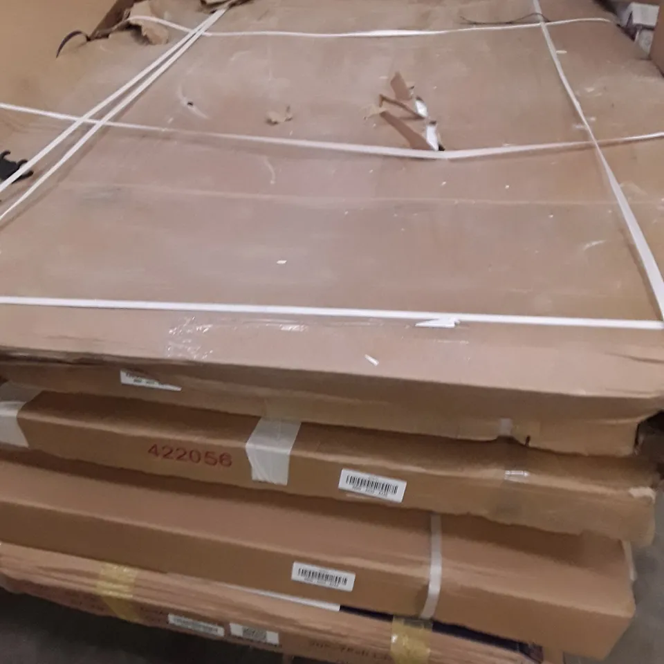 PALLET OF ASSORTED SHOWER TRAYS/DOORS
