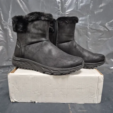 BOXED PAIR OF SKETCHERS ESCAPE PLAN COZY COLLAB BOOTS IN BLACK SIZE 6