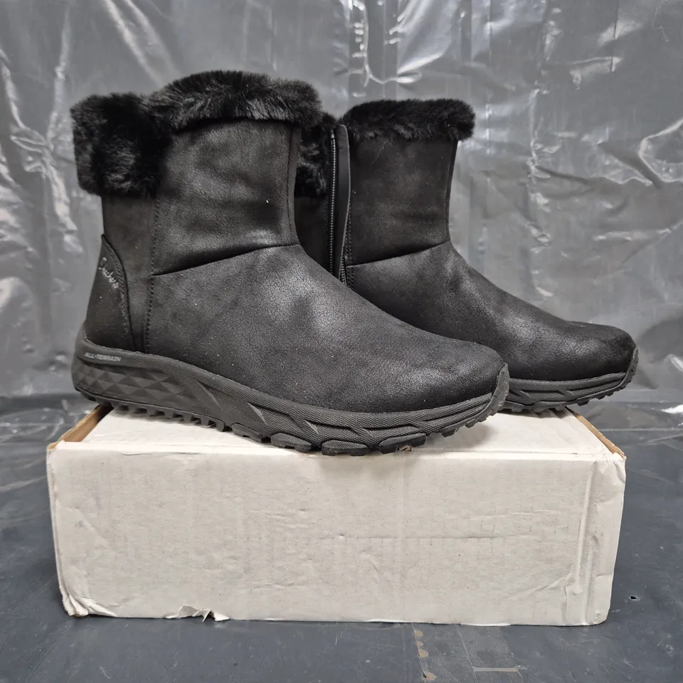 BOXED PAIR OF SKETCHERS ESCAPE PLAN COZY COLLAB BOOTS IN BLACK SIZE 6