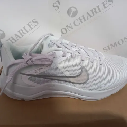 BOXED PAIR OF NIKE DOWNSHIFTER 12 IN WHITE/METALLIC SILVER SIZE 6