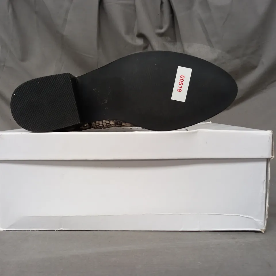 BOXED PAIR OF STEVE MADDEN CADE LEATHER ANKLE BOOTS IN BEIGE EU SIZE 36