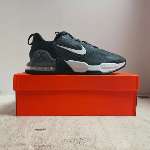 BOXED PAIR OF NIKE AIR MAX ALPHA TRAINER 5 IN GREY/WHITE SIZE UK 11