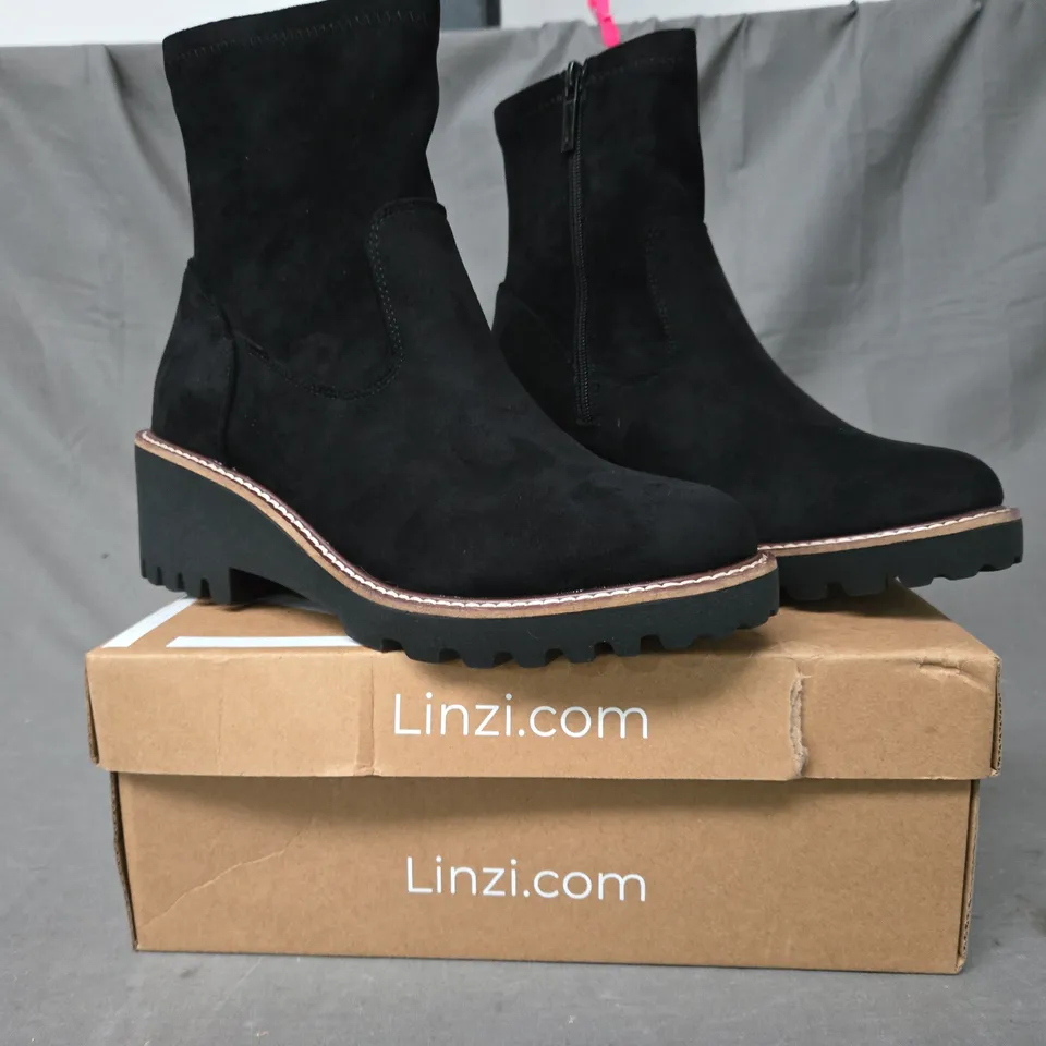 BOXED PAIR OF LINZI WEDGE ANKLE BOOTS IN BLACK SIZE 6