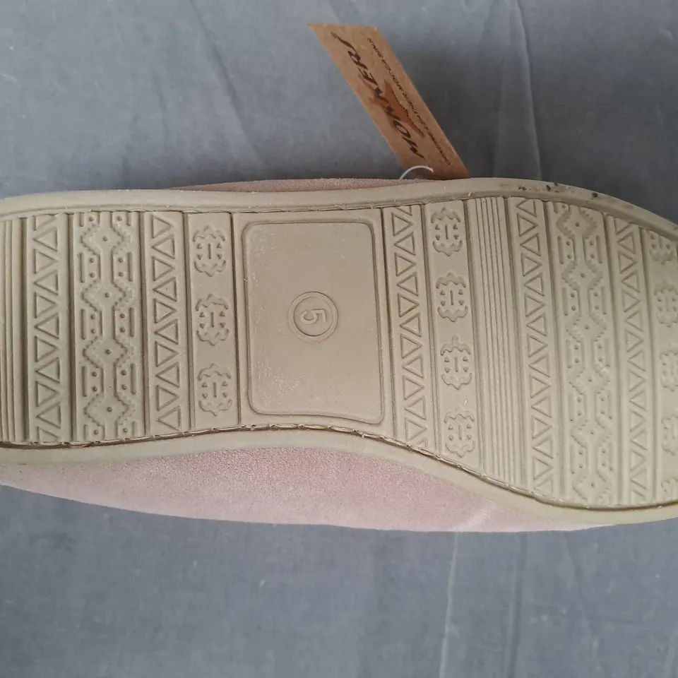 BOXED PAIR OF MOKKERS SUEDE SHOES IN PINK SIZE 5
