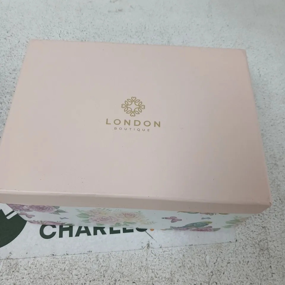 LONDON BOUTIQUE FLORAL TEACUP & SAUCER SET (2 CUPS + SAUCER) – PINK BOXED