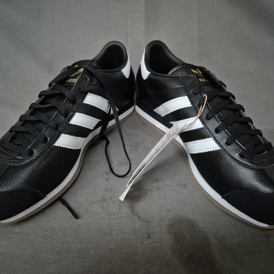 BOXED PAIR OF ADIDAS COUNTRY JAPAN SHOES IN BLACK/WHITE UK SIZE 7.5