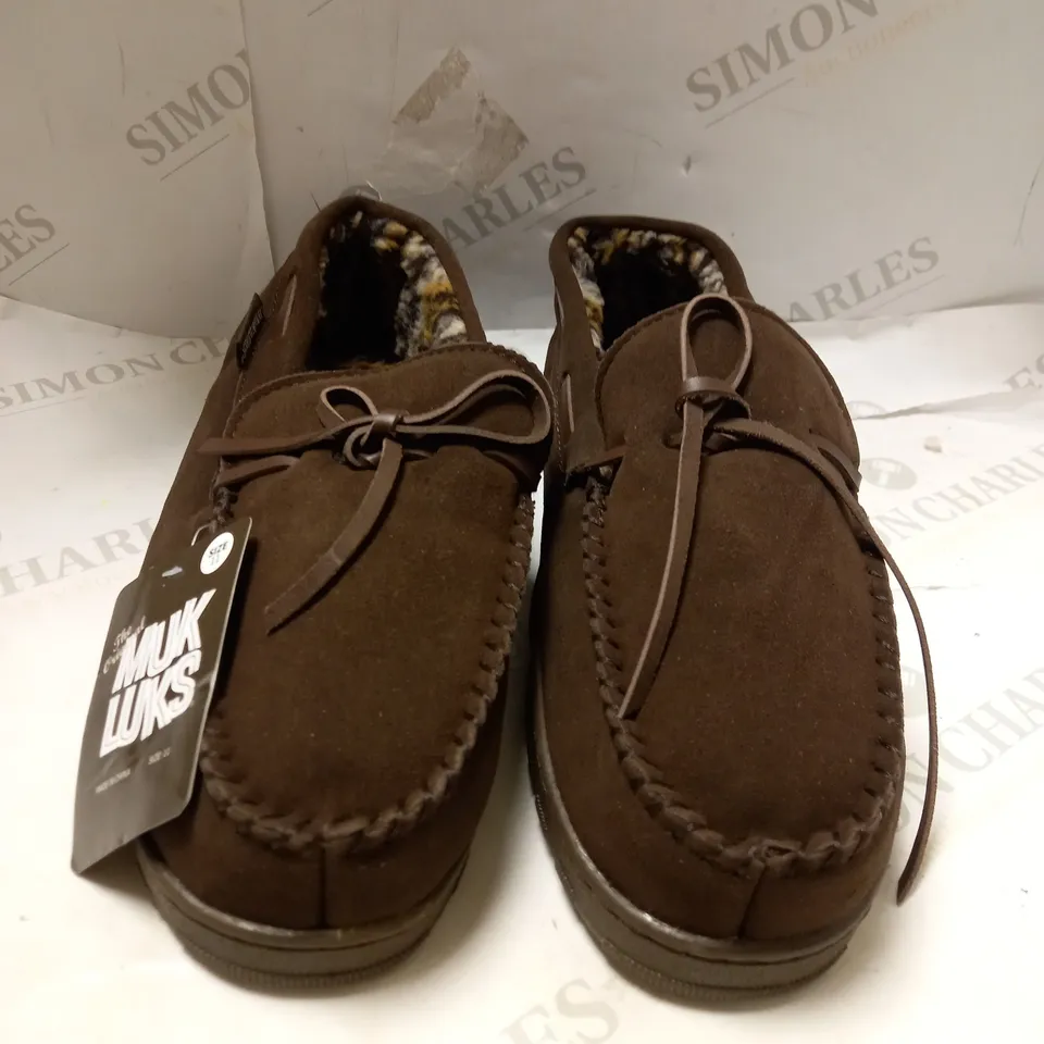 MUK LUKS MENS CHOCOLATE SLIP ON SHOES - SIZE 10.5