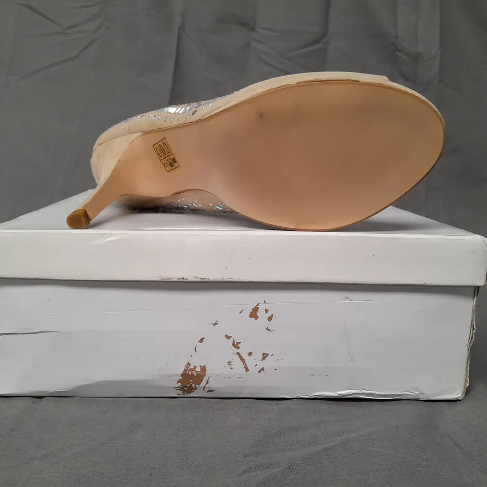 BOXED PAIR OF HOT SOLES OPEN TOE HIGH HEELED SHOES IN NATURAL W. JEWEL EFFECT SIZE 8