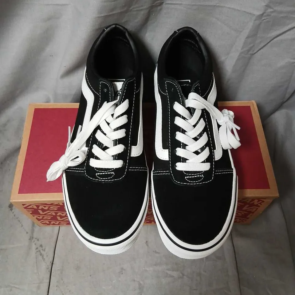 VANS WARD SNEAKERS – BLACK/WHITE – UK 5 (US 7.5 / EU 38)