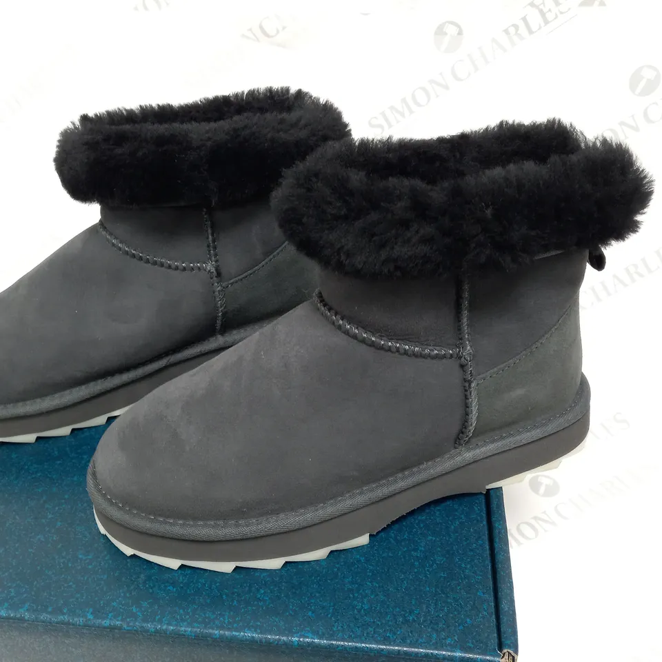 BOXED EMU AUSTRALIA SHARKY MINI BOOTS - DARK GREY, SIZE 7