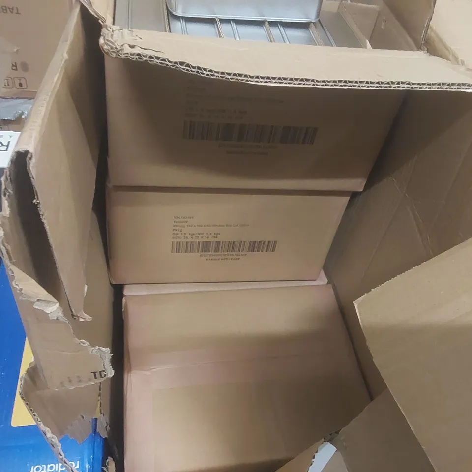 BOX CONTAINING A VERY LARGE QUANTITY OF OBLONG WINDOW SLIP LID 300ML CONTAINERS