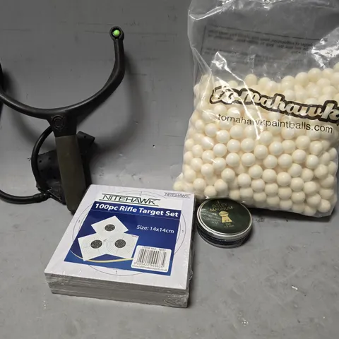APPROXIMATELY 10 ASSORTED ITEMS TO INCLUDE - TOMAHAWK PAINT BALLS , NITEHAWK RIFLE TARGET SET , SLING SHOT ETC