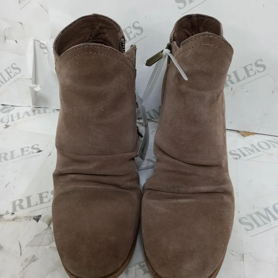 SKETCHERS MEMORY FOAM BOOTS IN BROWN - SIZE 6