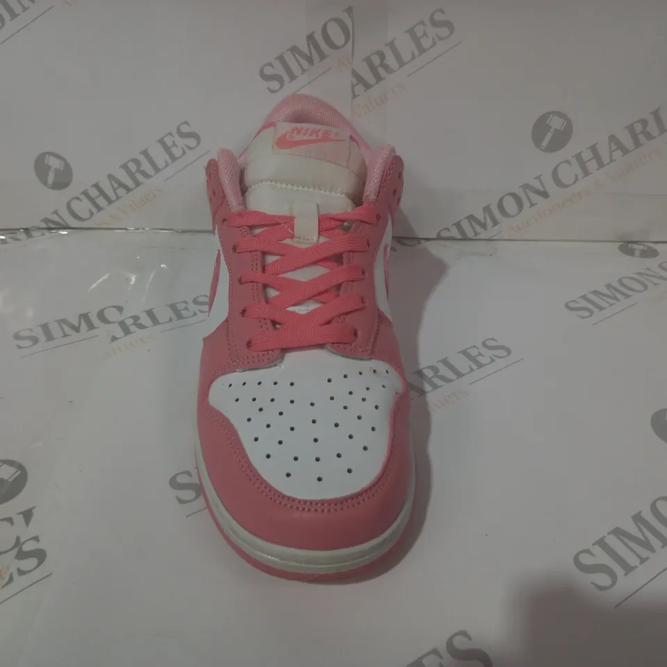 BOXED PAIR OF NIKE TRAINERS IN WHITE/PINK UK SIZE 6