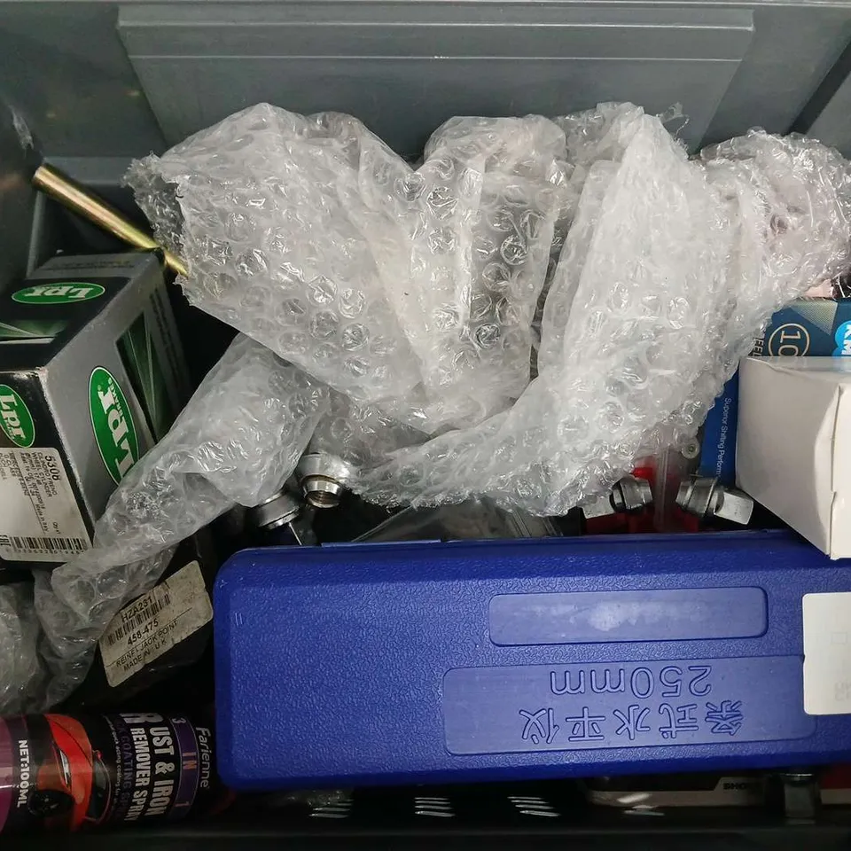 APPROXIMATELY 10 ASSORTED VEHICLE PARTS & ACCESORIES TO INCLUDE MILWAWKEE SOCKET SET, 10 SPEED CHAIN, WHEEL CYLINDER, ETC