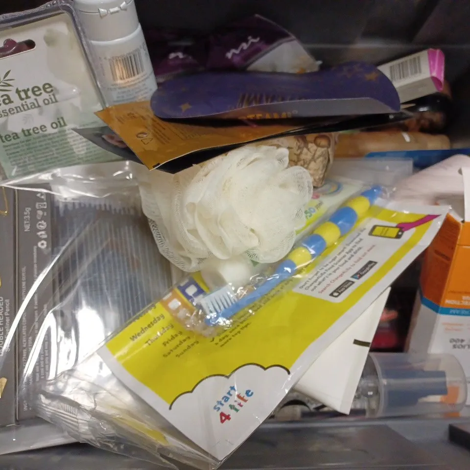 BOX OF APPROX 15 ASSORTED HEALTH AND BEAUTY ITEMS TO INCLUDE - NIVEA SUN AFTER SUN MOISTURE - LEE STAFFORD COCO SHINE MASK - WOW COLOR SECURITY CONDITIONER ECT