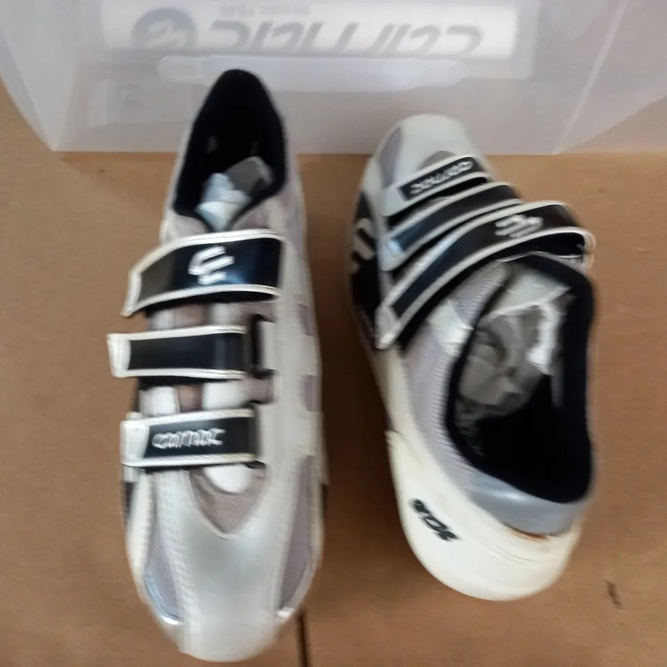PAIR OF CARNAC EOS CYCLING SHOES IN WHITE SILVER BLACK - FR 41 US 8