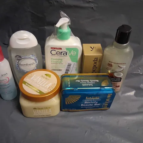 APPROXIMATELY 20 ASSORTED HEALTH AND BEAUTY PRODUCTS TO INCLUDE; CERVE, TREE HUT, FEMFRESH AND BLUE CRYSTAL